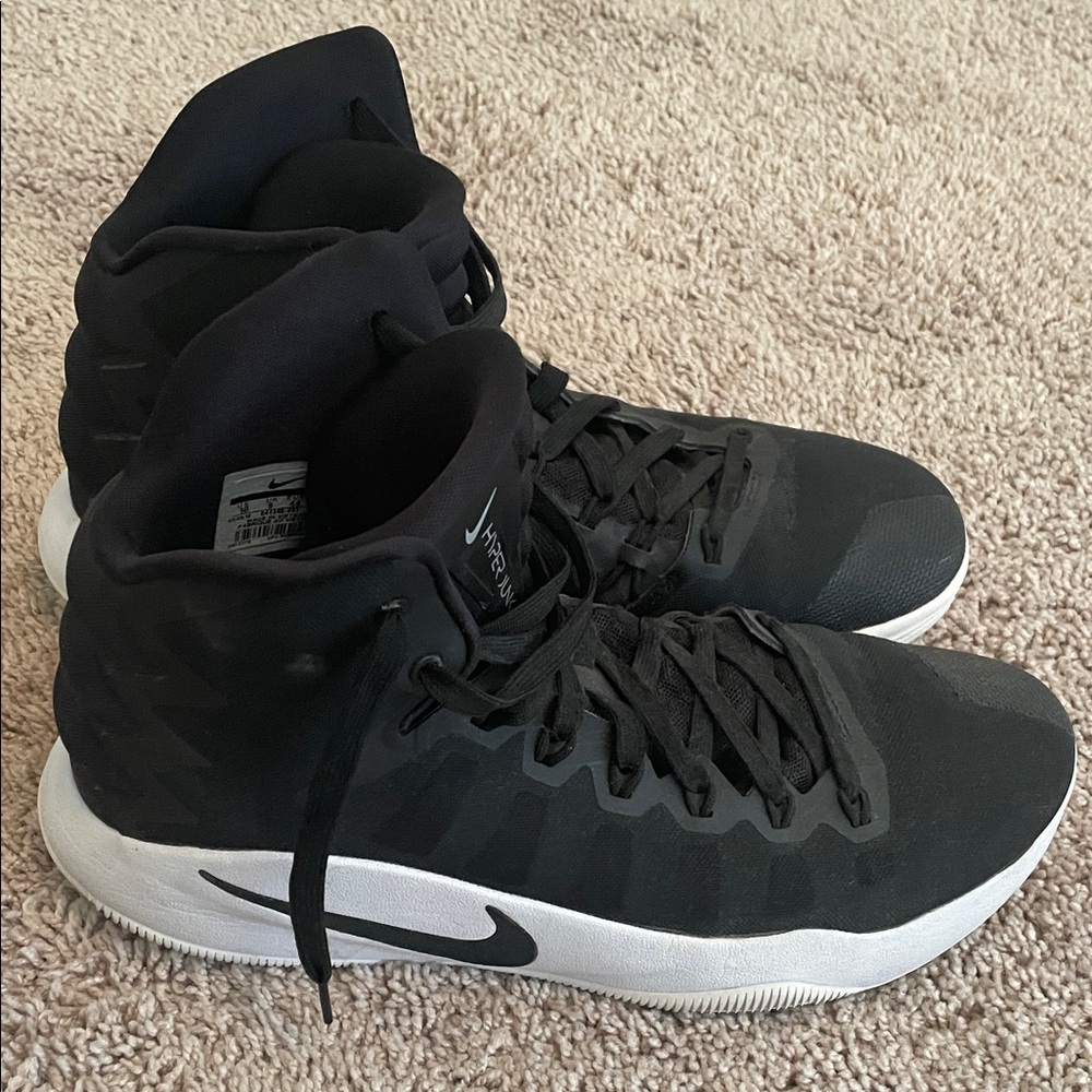 Nike Men's Black and White Athletic Shoes